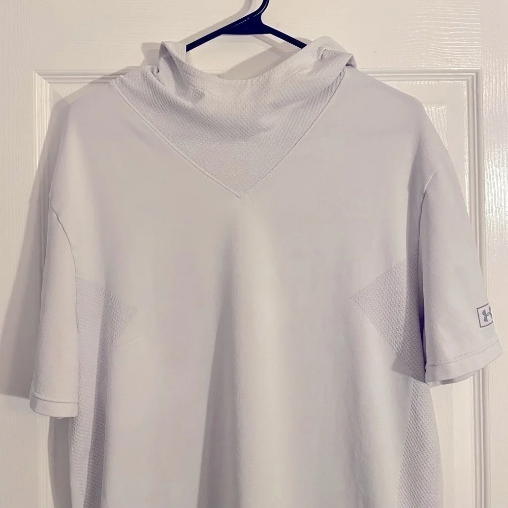 Under Armour White Fitted Top HeatGear Size‎ Large